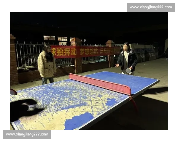 青岛篮球赛激战正酣 球迷热情高涨助力球队争夺荣耀 青岛篮球赛激战正酣 球迷热情高涨助力球队争夺荣耀